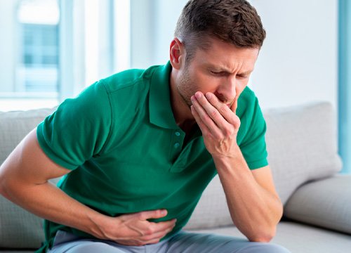 Мужчина держится за живот